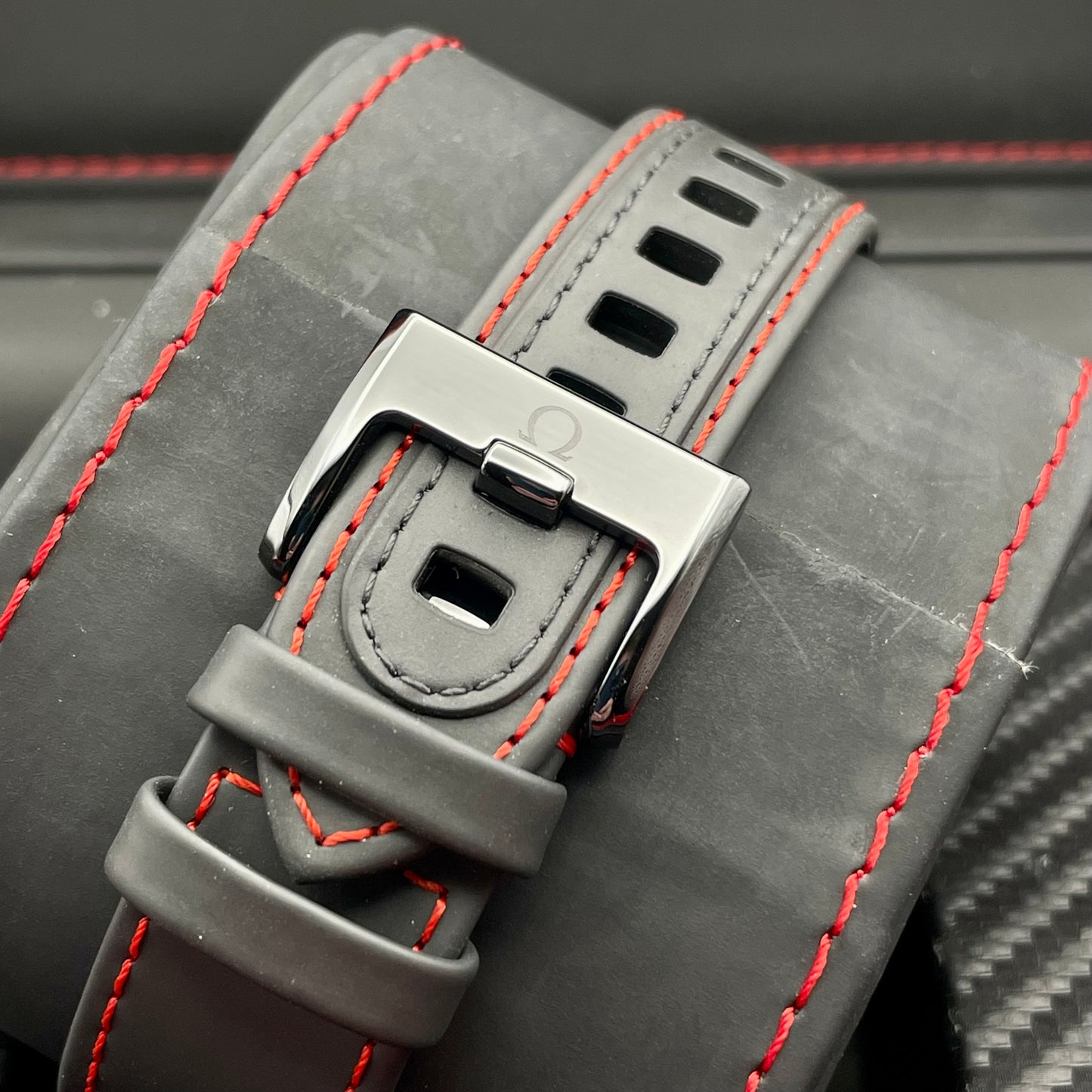 Omega Speedmaster „Dark Side of the Moon Team Alinghi“ - 311.92.44.30.01.002