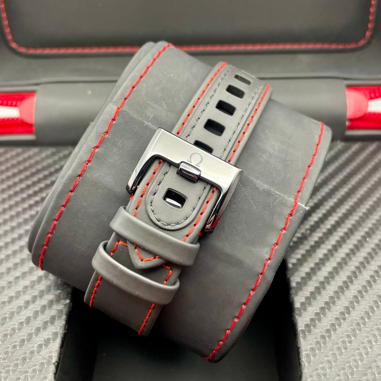 Omega Speedmaster „Dark Side of the Moon Team Alinghi“ - 311.92.44.30.01.002