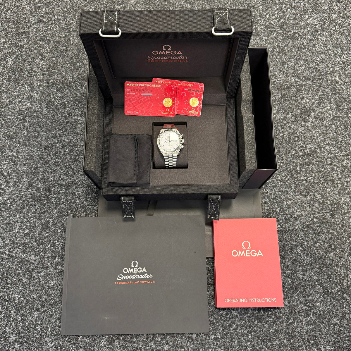 Omega Speedmaster Professional Moonwatch - 310.30.42.50.04.001